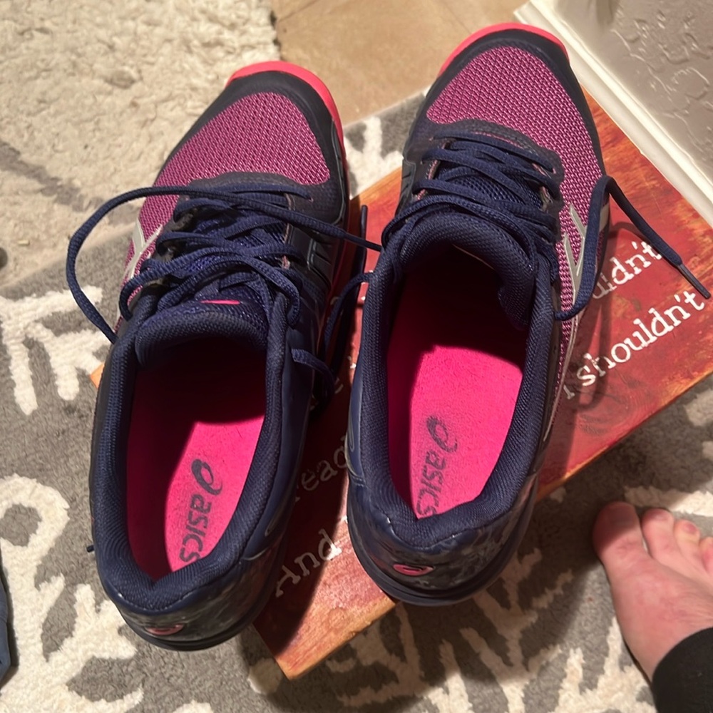 ASICS women’s Gel Court Speed 9 1/2 
Worn but in good condition.